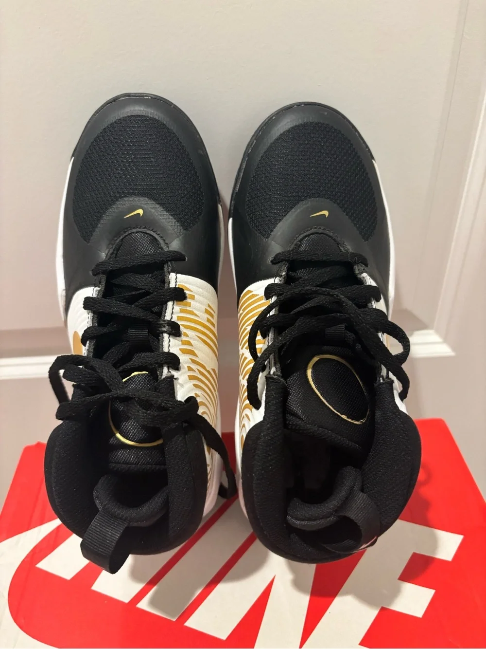 Nike Youth team hustle D9 black metallic gold basketball shoes - Picture 2 of 8